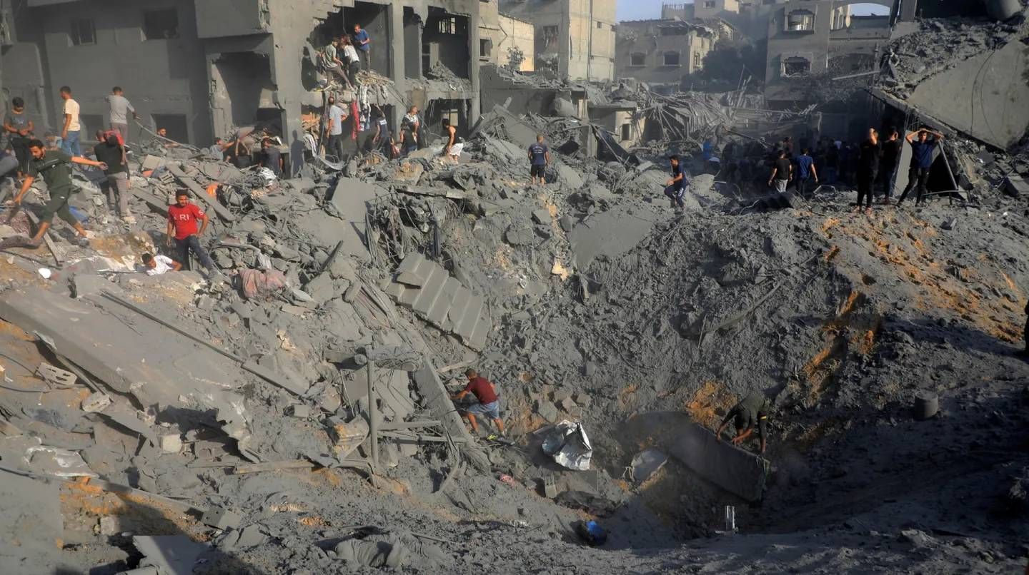 Palestinos buscan a víctimas y sobrevivientes tras un bombardeo de Israel al campamento de refugiados de Jabaliya.