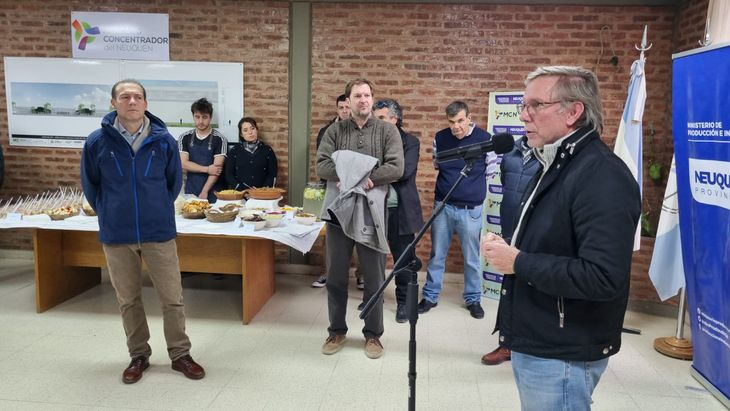 El secretario Bahillo dando su discurso en el Mercado Concentrador. Escucha atentamente, el Gobernador Gutiérrez.