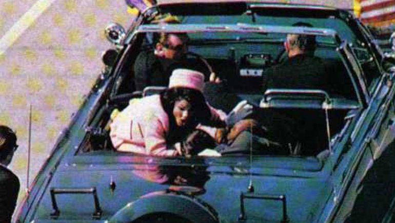 La esposa de Kennedy tras los disparos de muerte.