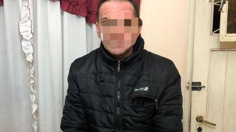 Simuló un robo para violar a su hijastra