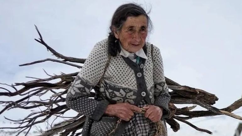 Doña Marcelina, la anciana campesina que junta leña para el invierno en el norte de Neuquén