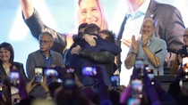 elecciones portenas: manuel adorni y javier milei celebraron en el bunker de la libertad avanza
