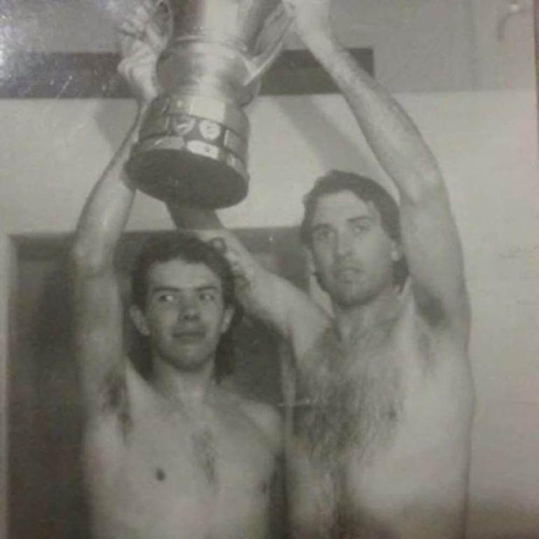Jorge y Luis Sánchez, exjugadores de fútbol de Necochea. Jorge y Luis Sánchez, exjugadores de fútbol de Necochea.