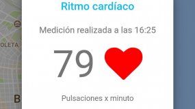 El aparato ofrece la posibilidad de lanzar alertas en caso de tener que tomar un medicamento y, además, desde la app se puede controlar también el ritmo cardíaco y la actividad física.