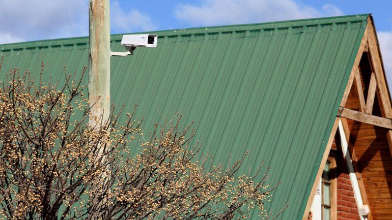 La cámara enfoca a la calle