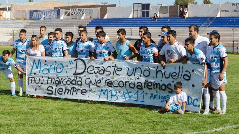 El recuerdo del plantel al goleador que se fue la semana pasada.&nbsp;