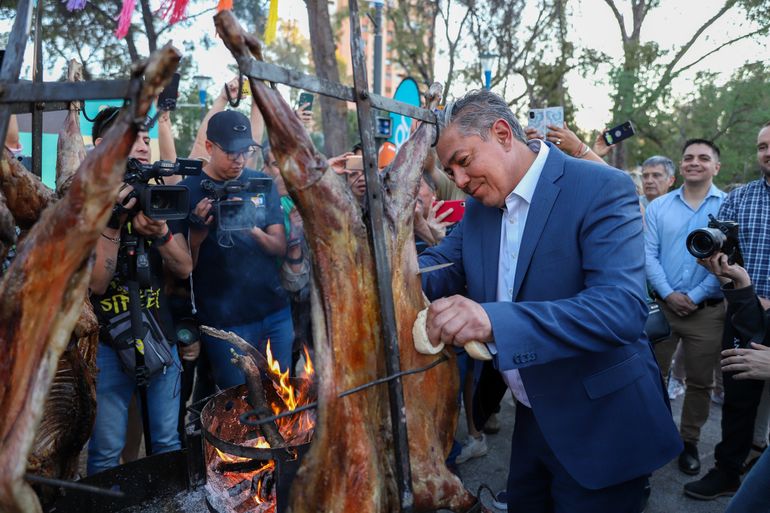 La fiesta Nacional del Chivito en Chos Malal se presentó en la capital neuquina. Es una oportunidad para comprar y probar los platos antes de fin de año.