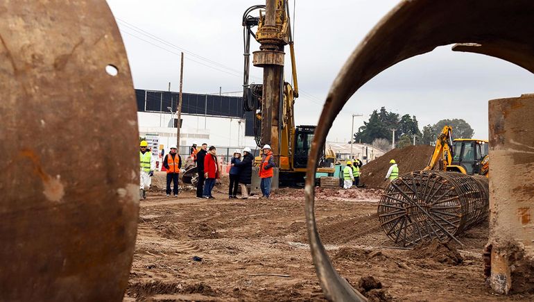 Obra de los viaductos de la Avenida Mosconi cerca de los puentes. Obra de los viaductos de la Avenida Mosconi cerca de los puentes.
