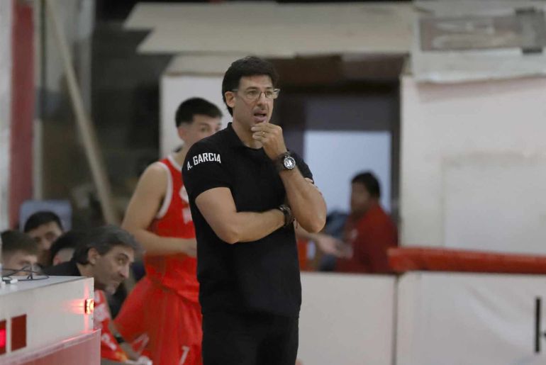 Andrés García es el entrenador de Independiente de Neuquén