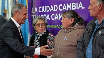 entregaron titulos de terrenos a 49 familias neuquinas entregaron titulos de terrenos a 49 familias neuquinas