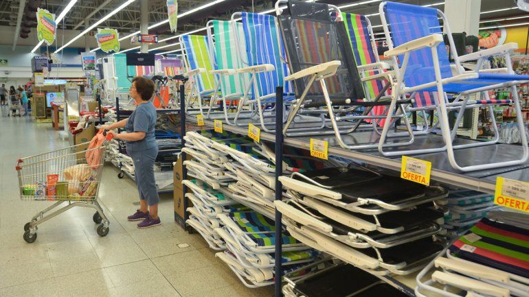 En los supermercados ya se ofrecen reposeras y todo el kit para pasar el verano.