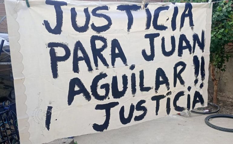 El reclamo de la familia se hizo bandera: una tela blanca con letras negras que exige justicia. El reclamo de la familia se hizo bandera: una tela blanca con letras negras que exige justicia.