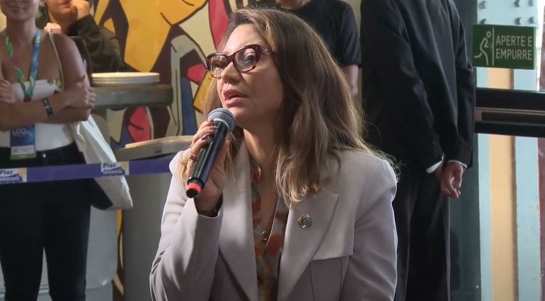 La primera dama brasileña, Janja, durante el panel en el que insultó a Elon Musk