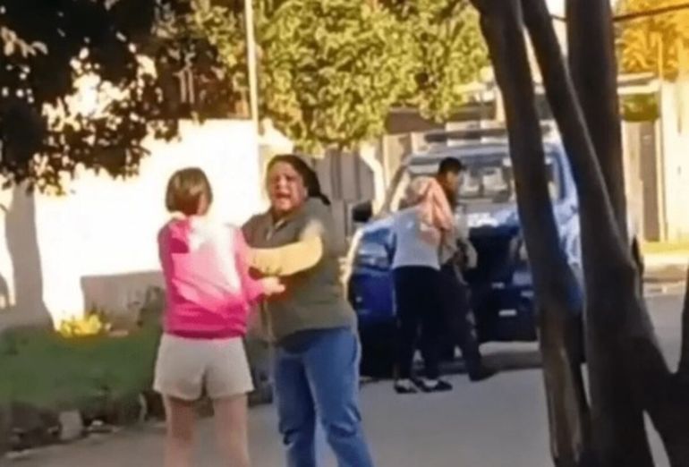 La adolescente terminó con su cara cubierta de sangre y fue trasladada a un hospital.