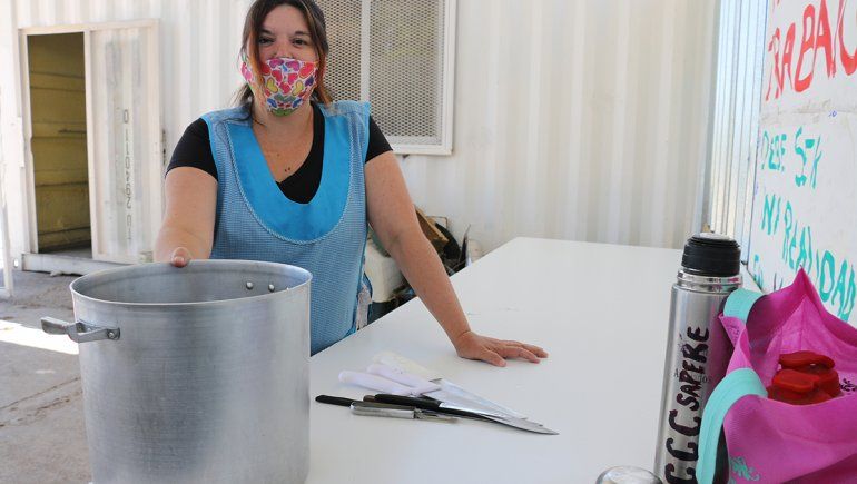 La peleó sola y hoy es pura entrega en un comedor barrial