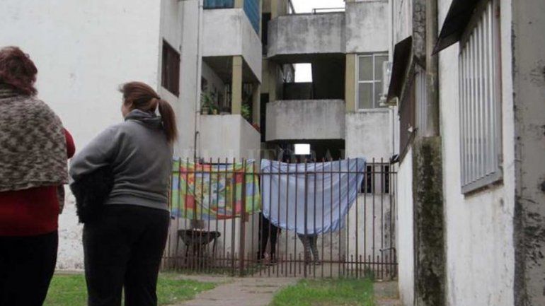 Una mujer de 38 años cayó desde 10 metros al tratar de entrar a su casa.