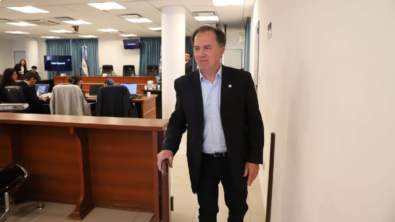 Le formularon cargos al intendente Luis Bertolini, pero no definen si estará preso en su casa