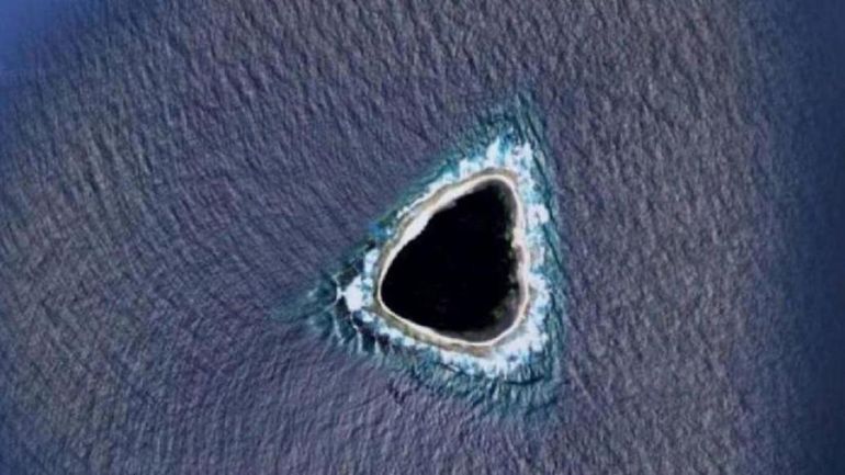 Descubren un misterioso agujero negro en el medio del mar: cómo es el extraño fenómeno.