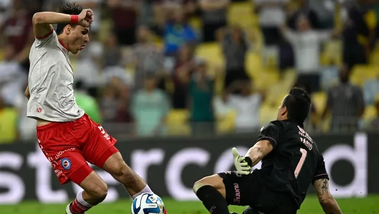 Argentinos resistió hasta el final, pero no pudo ante Fluminense