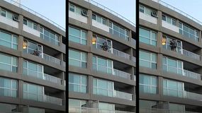 Un hombre limpiaba ventanales desde un cuarto piso sin arnés en Neuquén.