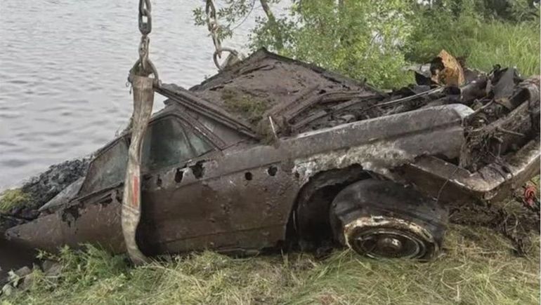 El Buick Electra azul de 1963 fue rescatado del río Misisipi tras casi seis décadas sumergido