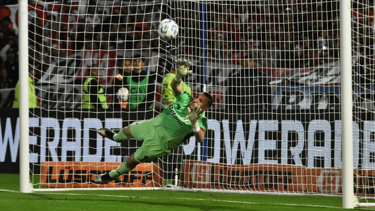 Franco Armani atajó dos penales para River.