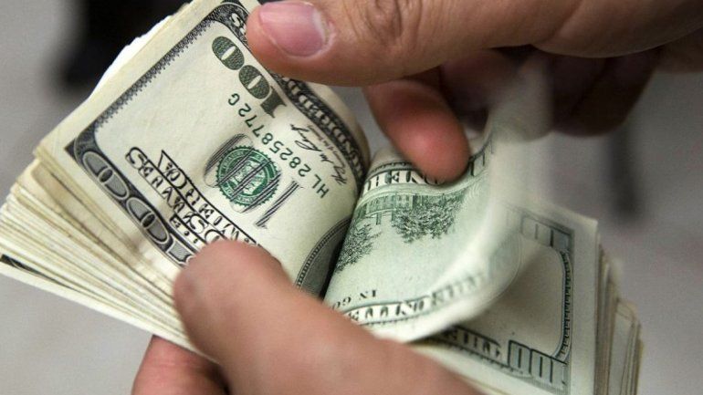 El dólar supera los $16 por primera vez en 9 meses