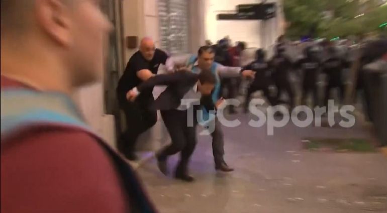 Una imagen impactante: la policía evitó que hinchas de San Lorenzo lincharan a Moretti