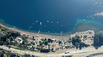Puerto Elma, en Villa La Angostura. Una zona costera del lago Nahuel Huapi. La comunidad administra un camping en esa zona. Puerto Elma, en Villa La Angostura. Una zona costera del lago Nahuel Huapi. La comunidad administra un camping en esa zona.