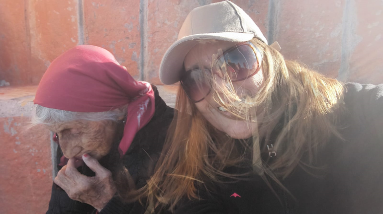Amanda Aravena recibió ayuda de familiares para subir al cerro.