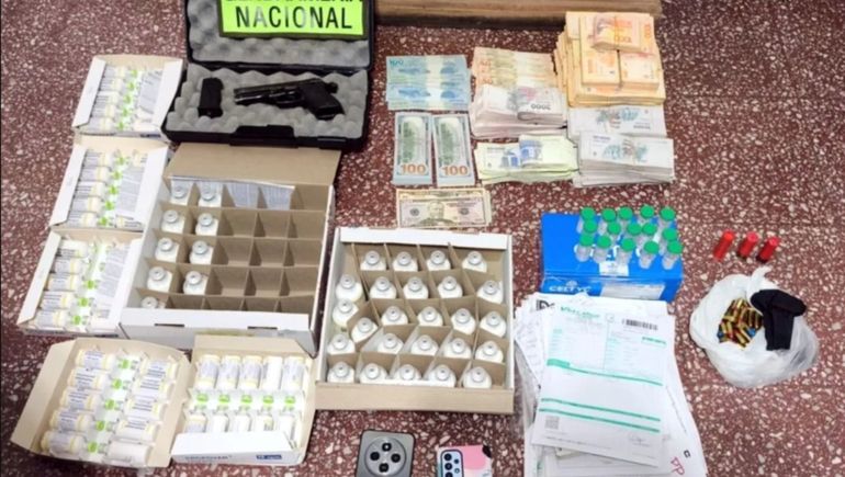 Además de los anestésicos, en los allanamientos en Entre Ríos incautaron armas, celulares y pesos, dólares y reales en efectivo. Además de los anestésicos, en los allanamientos en Entre Ríos incautaron armas, celulares y pesos, dólares y reales en efectivo.