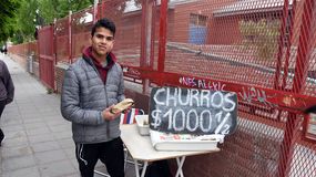 Con lluvia y frío, los vendedores de churros y panes rellenos aprovecharon el domingo electoral