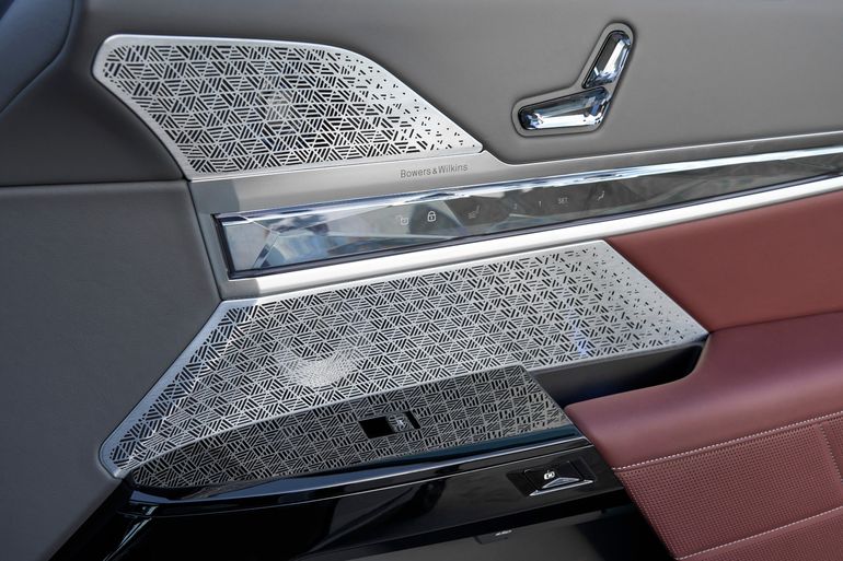 El sistema de sonido Bowers & Wilkins reparte 36 parlantes en todo el habitáculo para una experiencia de otro planeta. El sistema de sonido Bowers & Wilkins reparte 36 parlantes en todo el habitáculo para una experiencia de otro planeta.