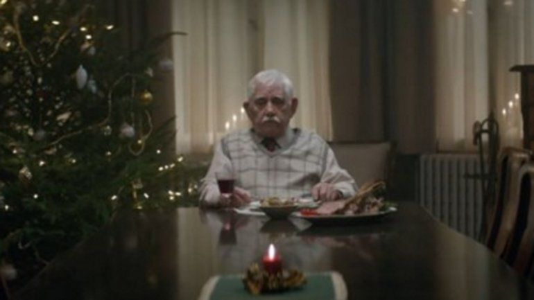 Abuelo se hace el muerto para que lo visiten en Navidad