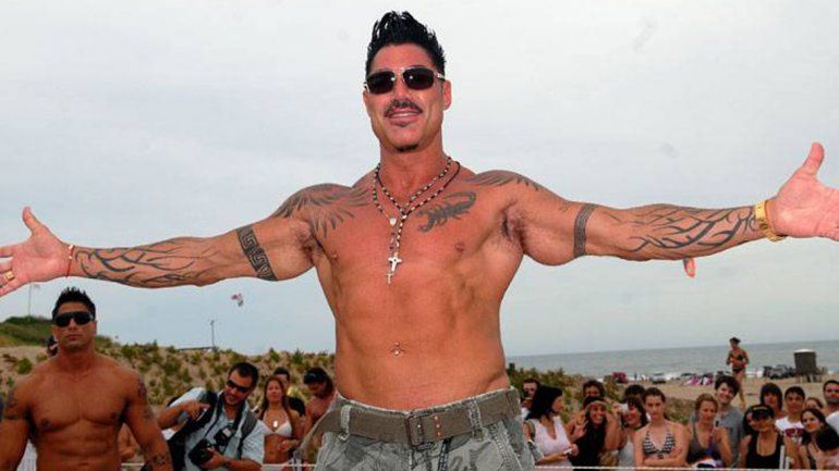 Escuchá la versión de Felices los 4 por Ricardo Fort