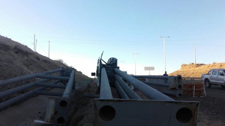 Por seguridad, el intendente de Centenario decidió bajar el arco
