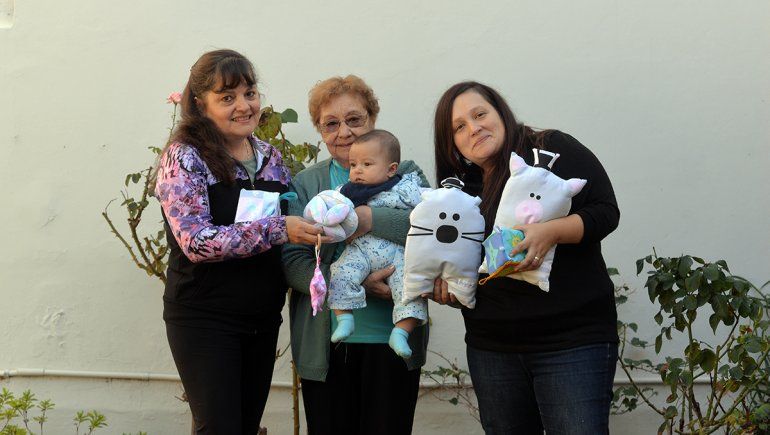 Inspirada en su bebé, empoderó a su abuela y su madre para hacer juguetes sensoriales