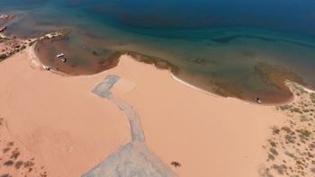 Extraño desmonte en un playa alejada enm el lago Mari Menuco. Extraño desmonte en un playa alejada enm el lago Mari Menuco.