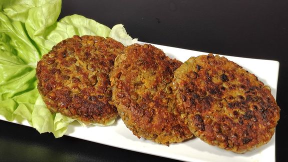 Hamburguesas de lentejas con solo 6 ingredientes: la receta super fácil con mucha proteína