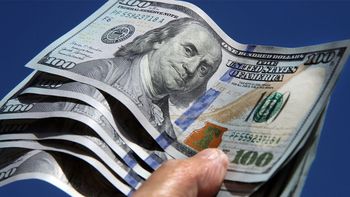 El dólar blue continúa en alza y en la jornada de hoy experimentó una suba de quince pesos con respecto al último día hábil.