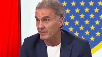 Oscar Ruggeri se calentó con un compañero. Oscar Ruggeri se calentó con un compañero.