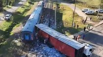 Apenas ocurrió el choque entre el tren y el camión, la carga de fue saqueada. Apenas ocurrió el choque entre el tren y el camión, la carga de fue saqueada.