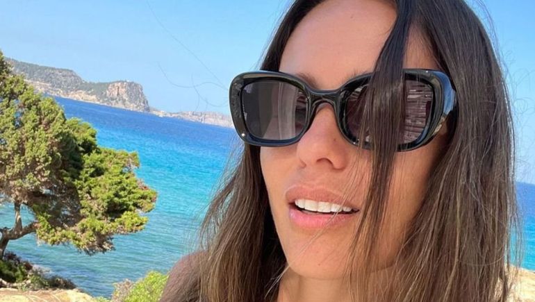 Pampita se fue de vacaciones a Ibiza.