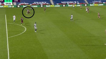 El insólito blooper que abrió la goleada del Leeds de Bielsa