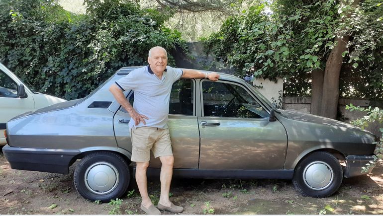 Alberto López y su Renault 12, inseparables. Foto: gentileza Gonzalo Gorocito.