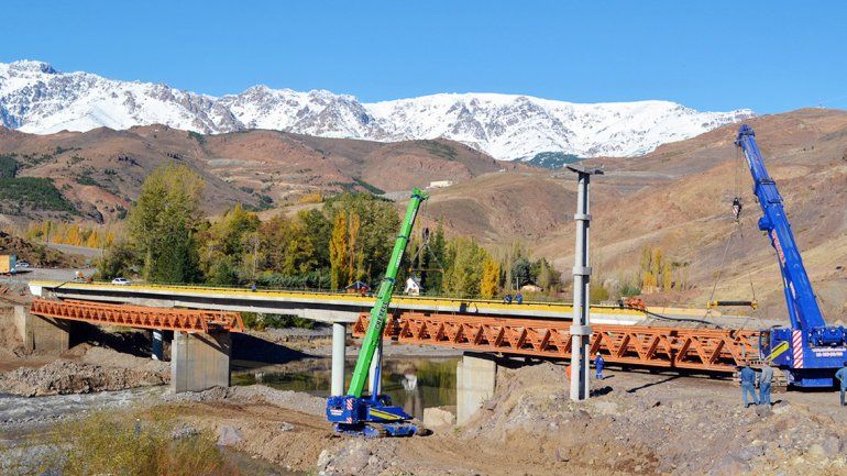 Dos grúas con capacidad de 100 toneladas llevan adelante la tarea.&nbsp;