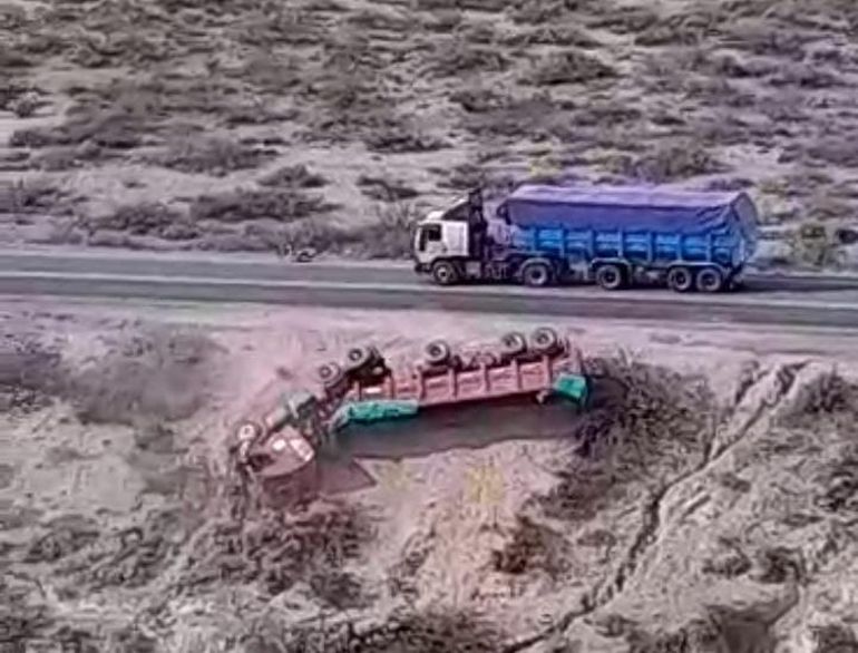 Dramática maniobra del chofer de un camión al quedarse sin frenos