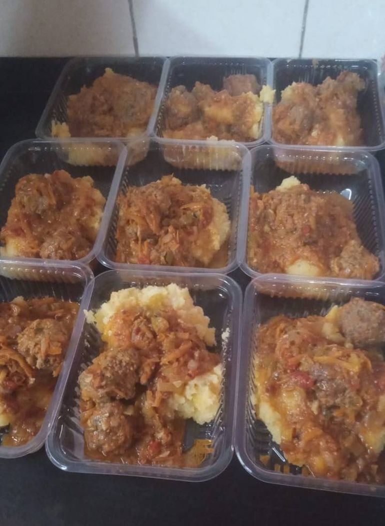 Viandas realizadas por los voluntarios para los damnificados y los brigadistas. Viandas realizadas por los voluntarios para los damnificados y los brigadistas.