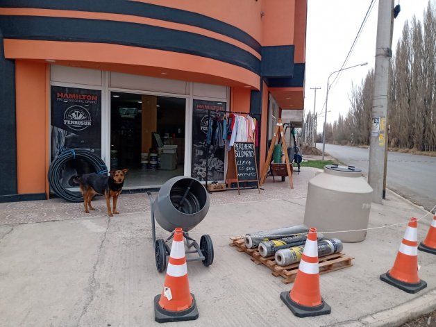 La ferretería de Plottier que tiene un perchero solidario. La ferretería de Plottier que tiene un perchero solidario.