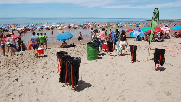 No todos los visitantes de Las Grutas utilizan los tachos de basura.